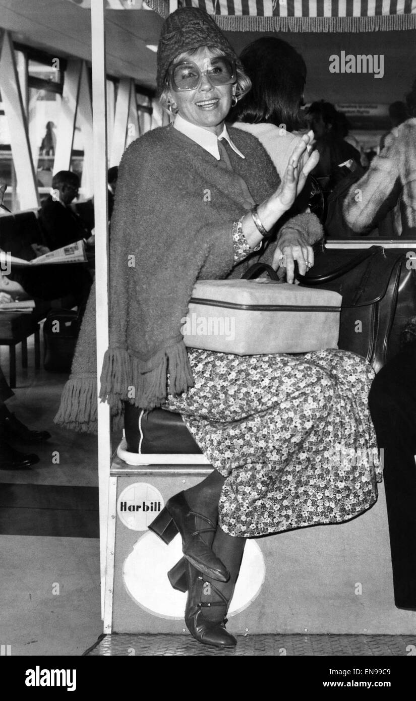 Doris Day all'aeroporto di Heathrow, lasciando per Los Angeles. Il 30 settembre 1973. Foto Stock