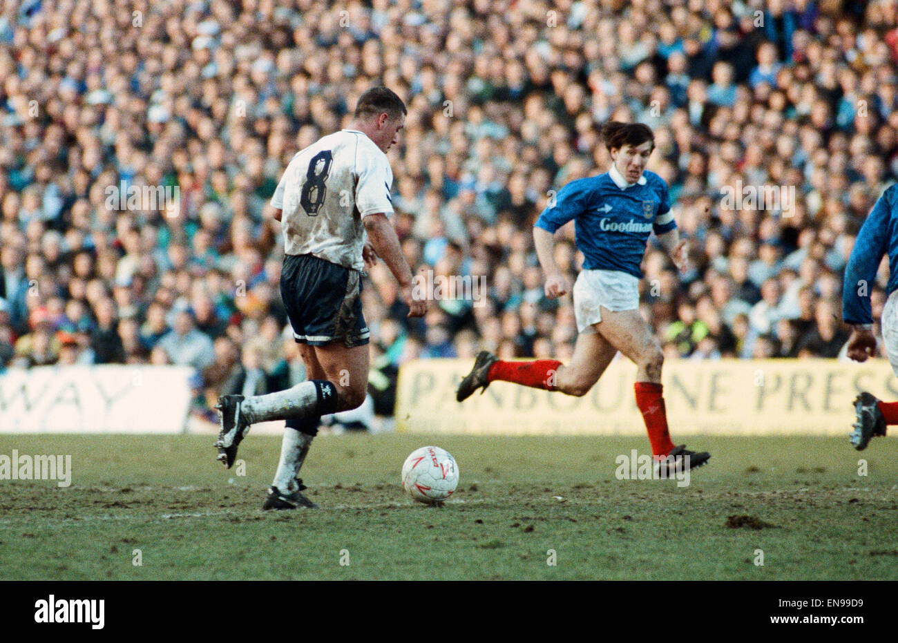 FA Cup quinto round corrispondono a Fratton Park. Portsmouth 1 v Tottenham Hostpur 2. Paul Gascoigne di speroni sulla sfera. Il 16 febbraio 1991. Foto Stock
