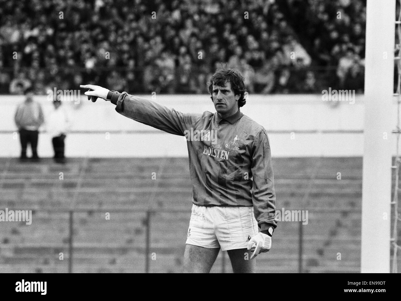 English League Division One corrispondono a Stamford Bridge. Chelsea 1 v Tottenham Hotspur 1. Sprona il portiere Ray Clemence. Il 27 aprile 1985. Foto Stock