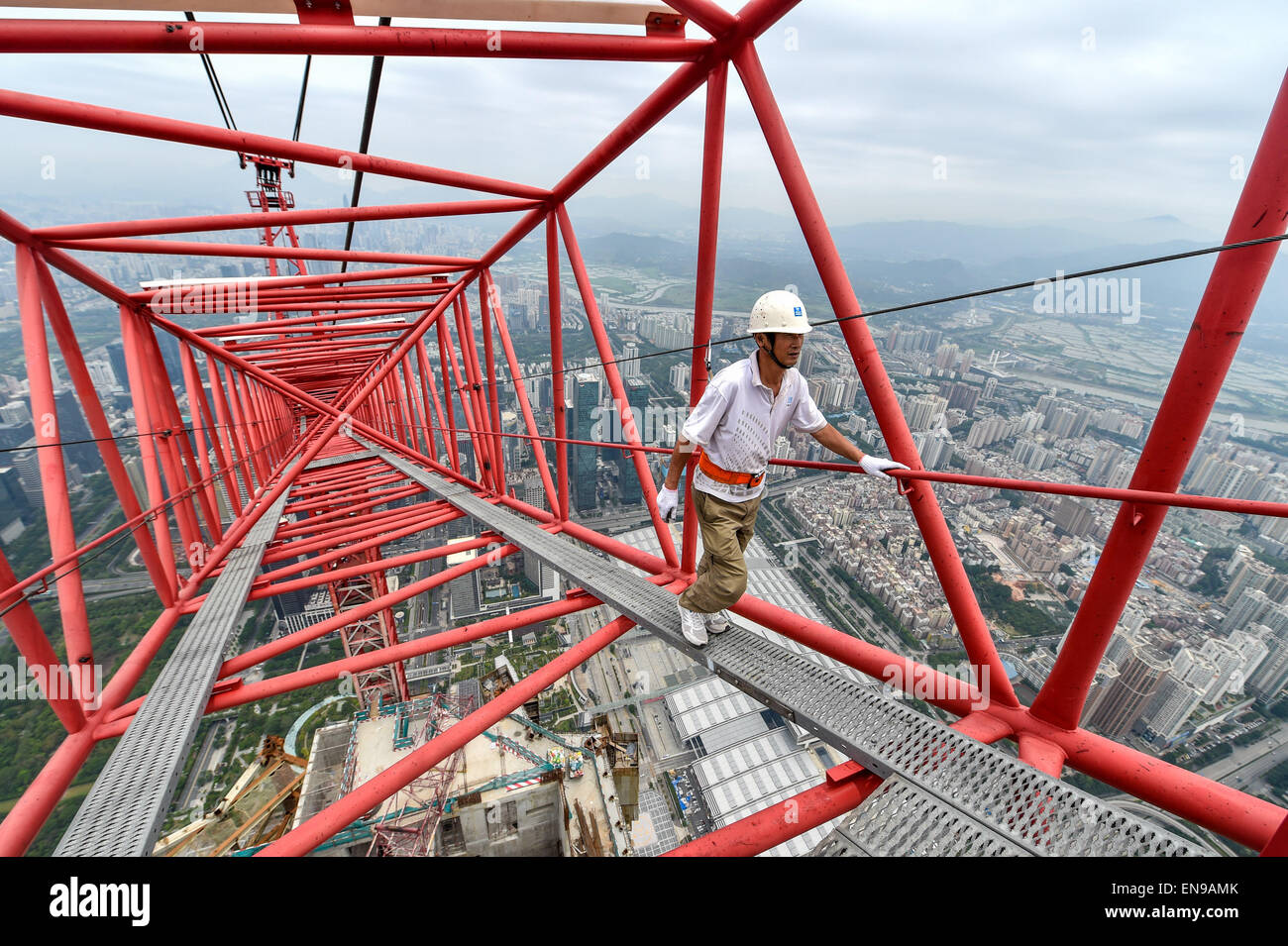(150430) -- SHENZHEN, Aprile 30, 2015 (Xinhua) -- Foto scattata il 21 aprile 2015 mostra Wang Hua, una gru a torre operatore, esamina il braccio di una gru a torre in aria a Shenzhen, Cina del sud della provincia di Guangdong. Wang Hua, un 50-anno-vecchio dalla Cina centrale della Provincia di Henan, è una buona mano nel funzionamento della gru a torre. Se ha usato per essere una guardia di sicurezza quando era giovane, egli è cresciuta rapidamente in un eccellente gru a torre operatore a causa la sua diligenza e amore per l'apprendimento. Egli è stato impegnato in molte grandi progetti di costruzione come il nuovo sito di sistemi TVCC e il Water Cube e il progetto corrente è w Foto Stock