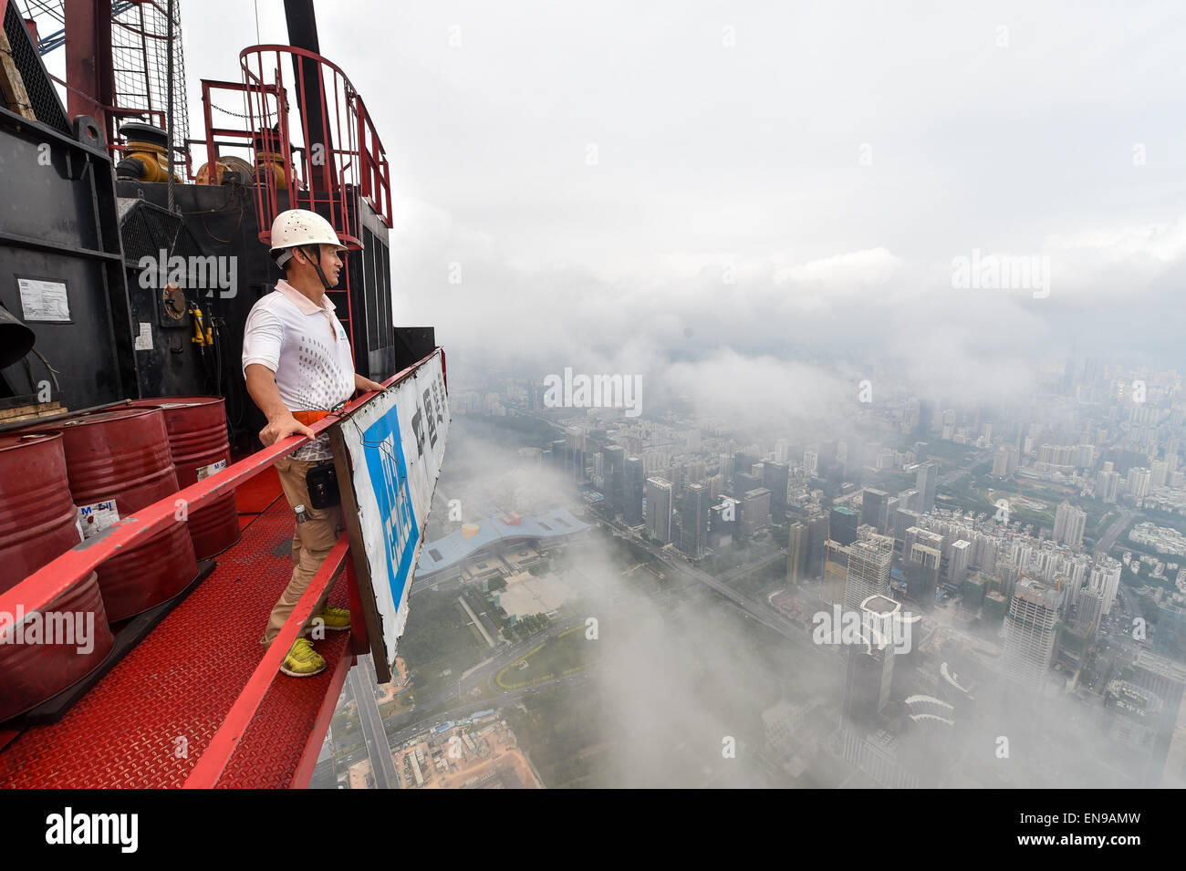 (150430) -- SHENZHEN, Aprile 30, 2015 (Xinhua) -- Foto scattata il 18 aprile 2015 mostra Wang Hua, una gru a torre operatore, si affaccia sulla città di Shenzhen su una gru a torre a Shenzhen, Cina del sud della provincia di Guangdong. Wang Hua, un 50-anno-vecchio dalla Cina centrale della Provincia di Henan, è una buona mano nel funzionamento della gru a torre. Se ha usato per essere una guardia di sicurezza quando era giovane, egli è cresciuta rapidamente in un eccellente gru a torre operatore a causa la sua diligenza e amore per l'apprendimento. Egli è stato impegnato in molte grandi progetti di costruzione come il nuovo sito di sistemi TVCC e il Water Cube e il progetto corrente è w Foto Stock