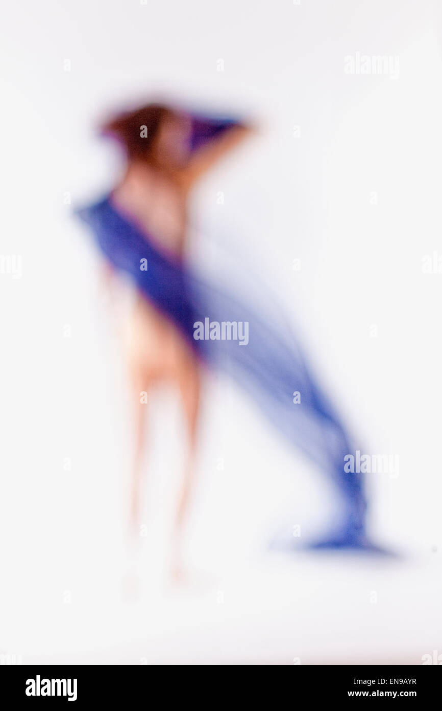 Abstract al di fuori della Messa a fuoco l'immagine di una donna con un panno blu Foto Stock