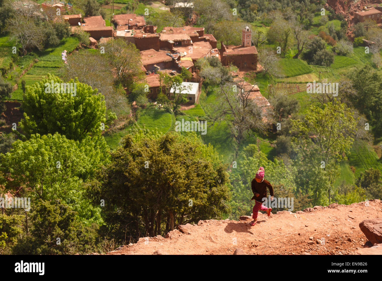 Ragazza. Piccolo villaggio nei pressi di Tizi n'Tichka. Atlas montagna. Il Marocco. Africa Foto Stock