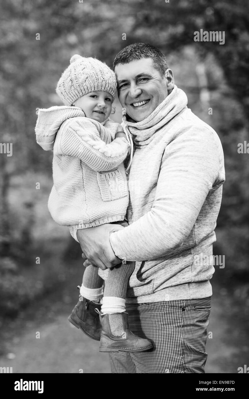 Felice giovane padre tenendo la sua piccola figlia Foto Stock