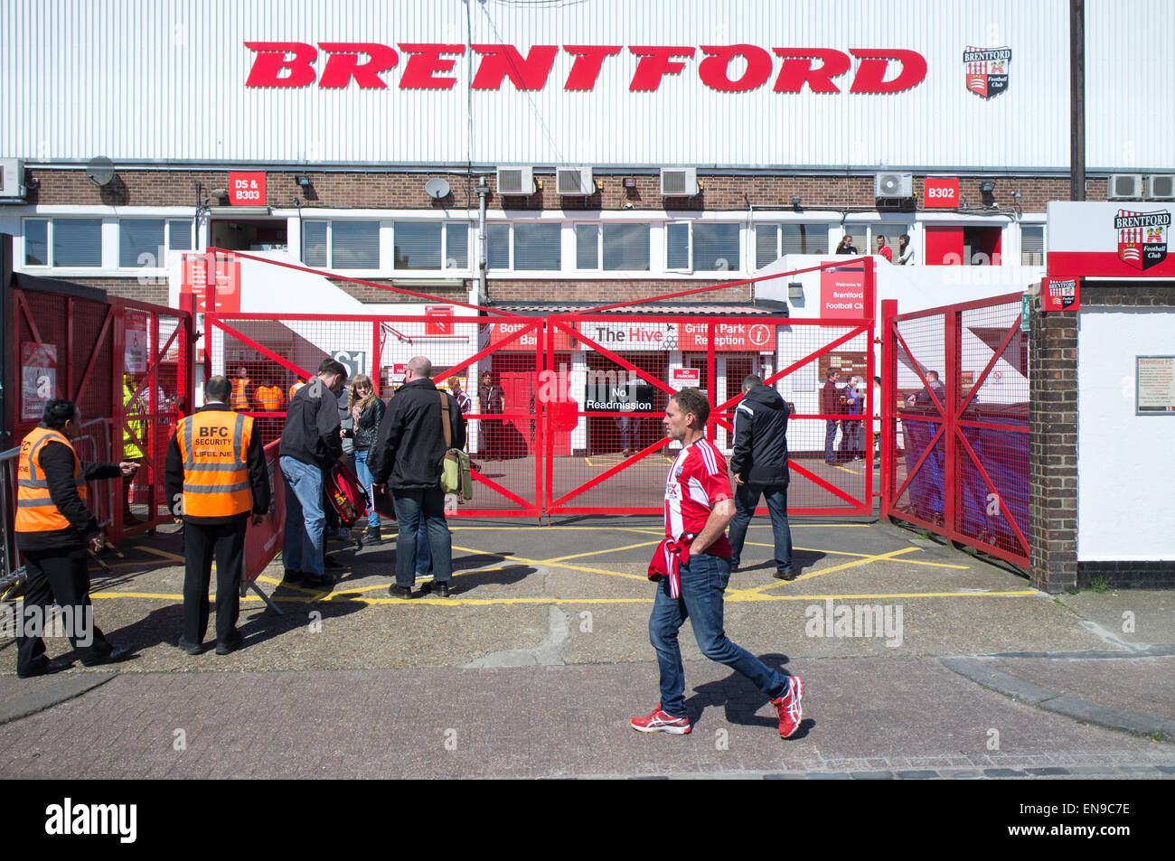 Ventole oltrepassando un cancello a Brentford Football Club Foto Stock