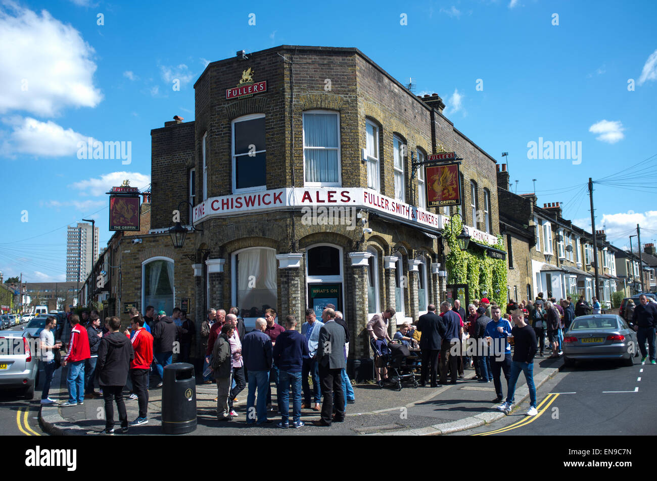 La custodia Griffin Pub di Brentford. Uno dei quattro pub su ciascun angolo del Brentford Football Club di massa. Foto Stock