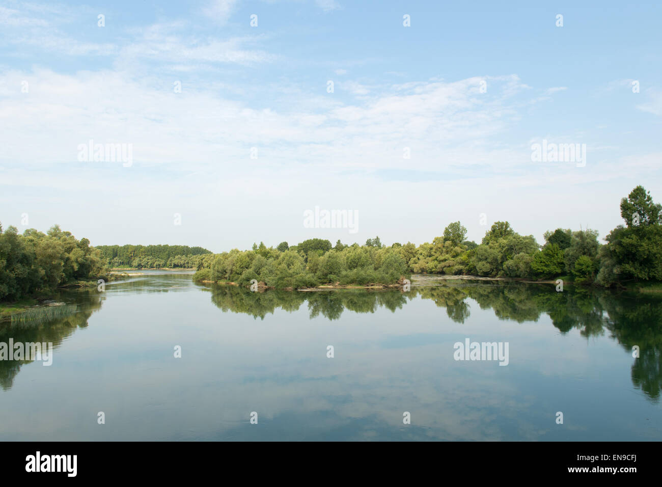 Paesaggio con fiume e isola nel Doubs in Francia Foto Stock