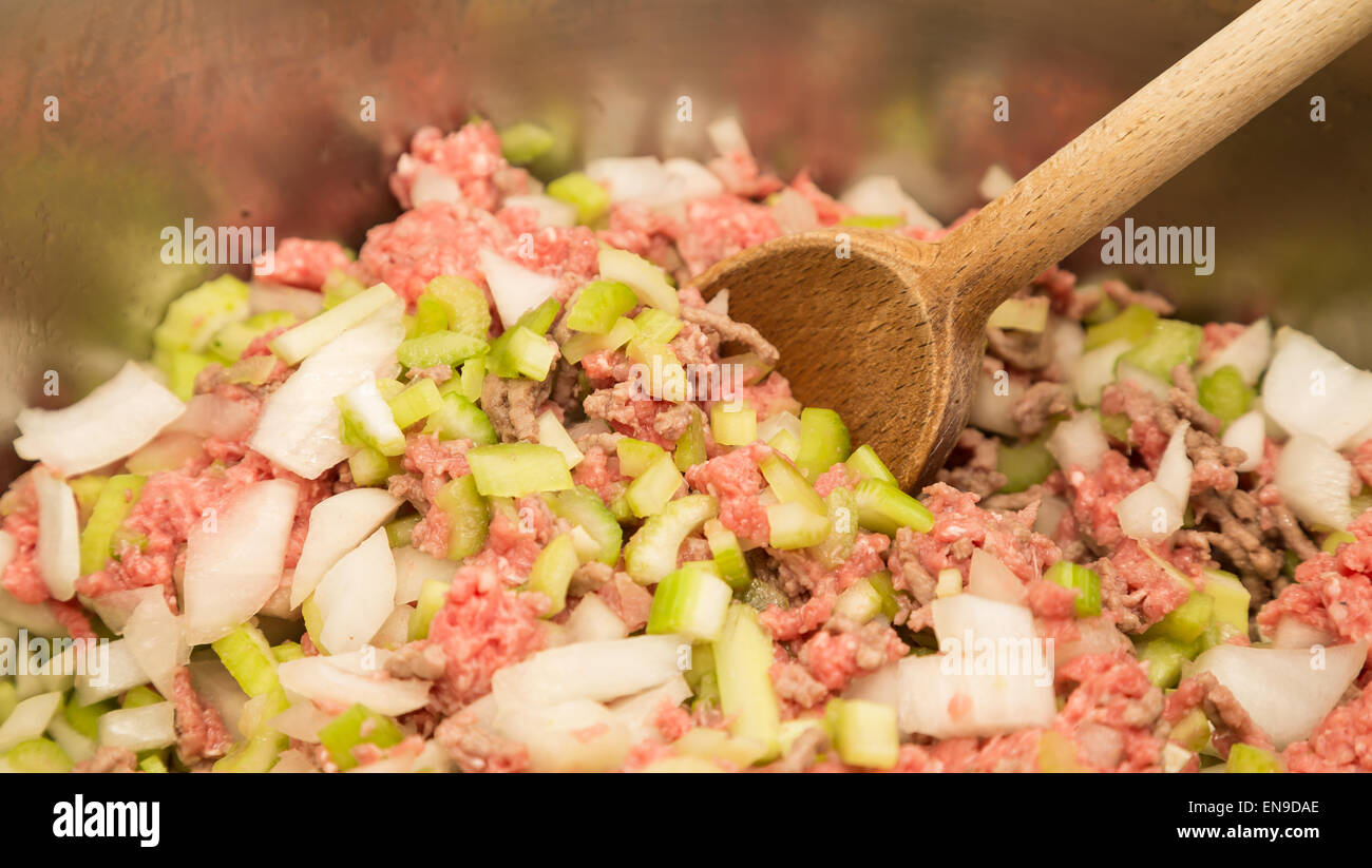 Agitazione una pentola di carne di manzo macinata, un trito di cipolla e sedano per il peperoncino Foto Stock