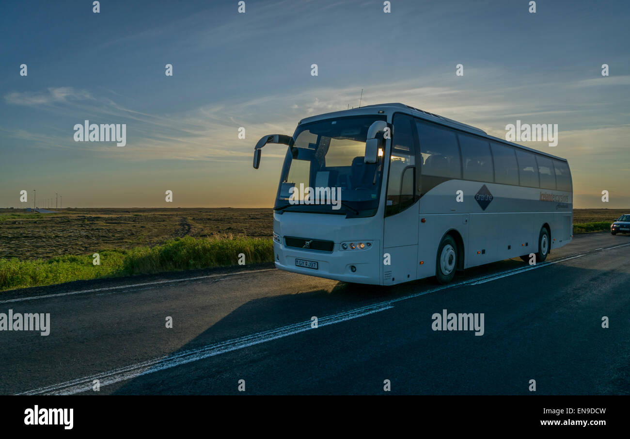 Tour bus sulla strada, Islanda Foto Stock