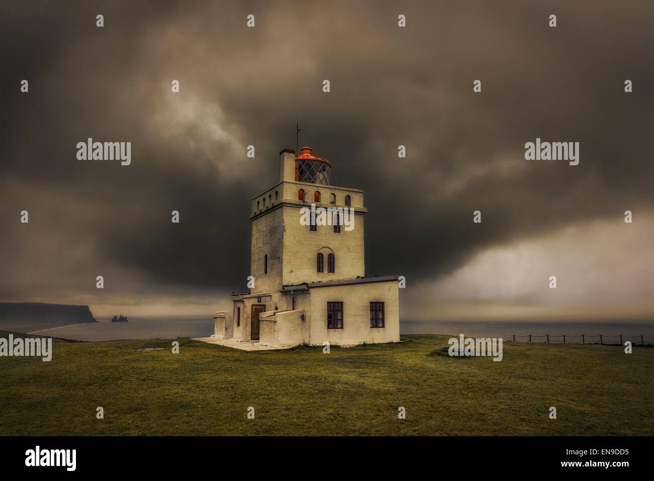 Il faro di Dyrholaey, Dyrholaey, Islanda Foto Stock