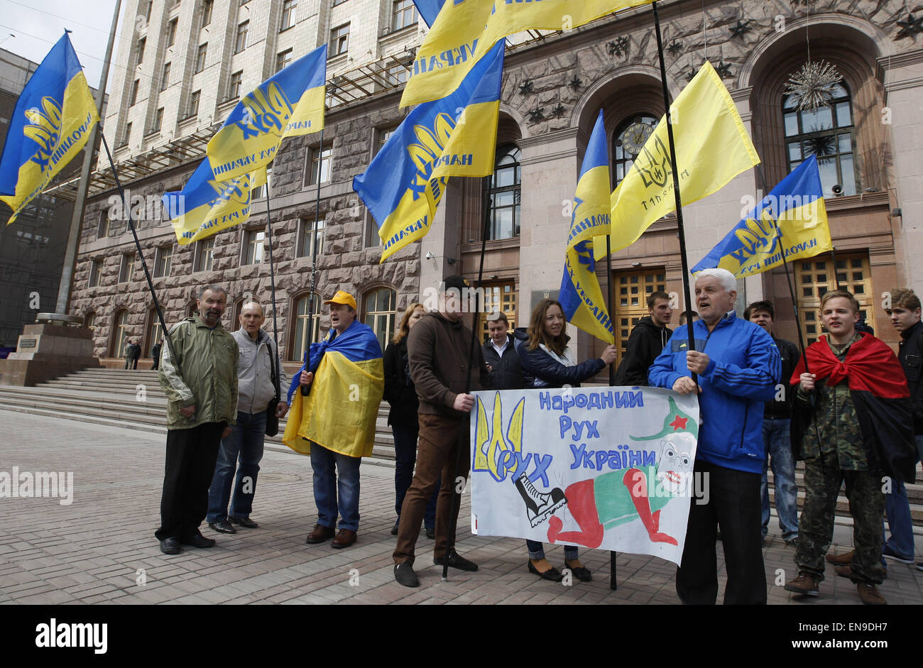 Kiev, Ucraina. 30 apr, 2015. Gli attivisti del ''il movimento popolare dell'Ucraina'' tenere un poster con una foto del leader del Partito Comunista di Ucraina Petro Symonenko, durante un picchetto Municipio, impegnativo per il divieto di qualsiasi azioni comunisti il 1 e il 2 maggio a Kiev in Ucraina, il 30 aprile 2015. Credito: Serg Glovny/ZUMA filo/ZUMAPRESS.com/Alamy Live News Foto Stock