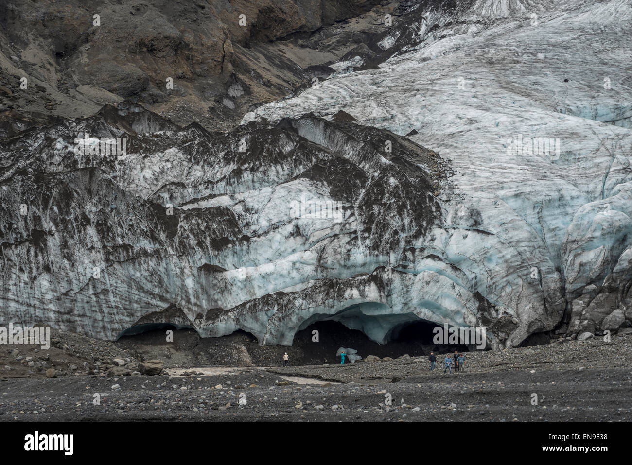 La gente ad esplorare una caverna di ghiaccio del ghiacciaio Gigjokull, Islanda Foto Stock