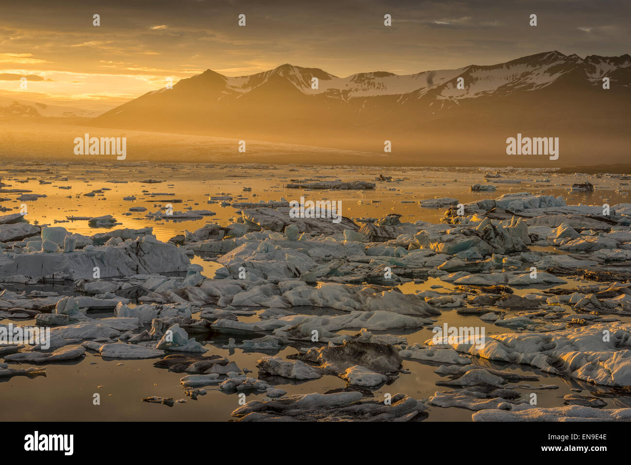 Icebergs-Jokulsarlon laguna glaciale Breidamerkurjokull, ghiacciaio Vatnajokull calotta di ghiaccio, Islanda Foto Stock