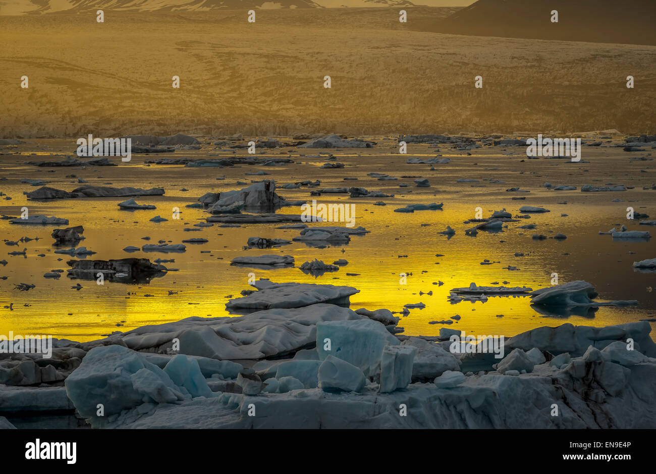 Icebergs-Jokulsarlon laguna glaciale Breidamerkurjokull, ghiacciaio Vatnajokull calotta di ghiaccio, Islanda Foto Stock