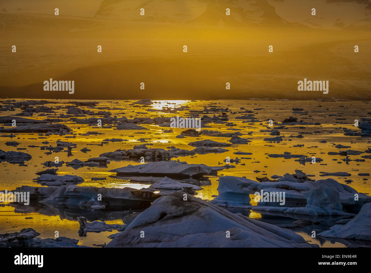 Icebergs-Jokulsarlon laguna glaciale Breidamerkurjokull, ghiacciaio Vatnajokull calotta di ghiaccio, Islanda Foto Stock