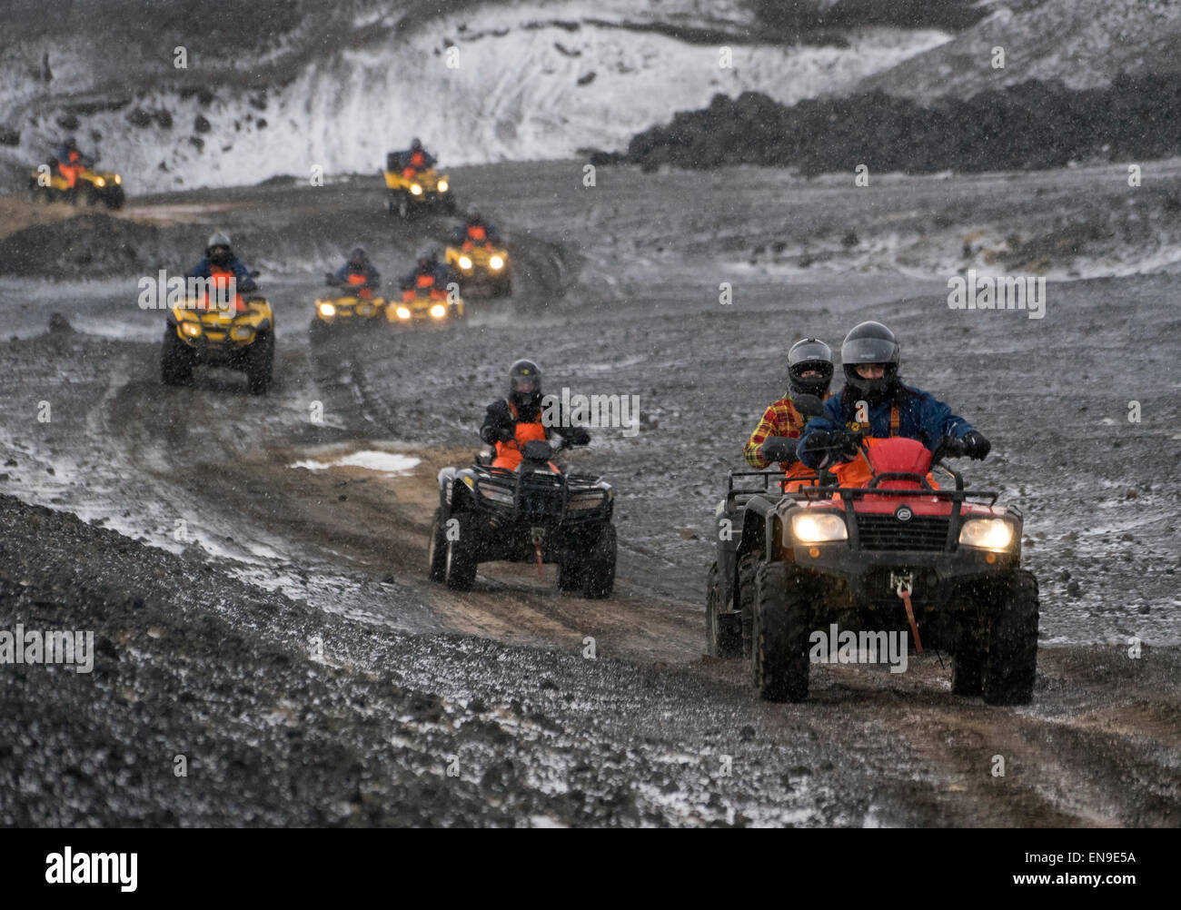 Gruppo di turisti su quattro ruote di motocicli, penisola di Reykjanes, Islanda Foto Stock