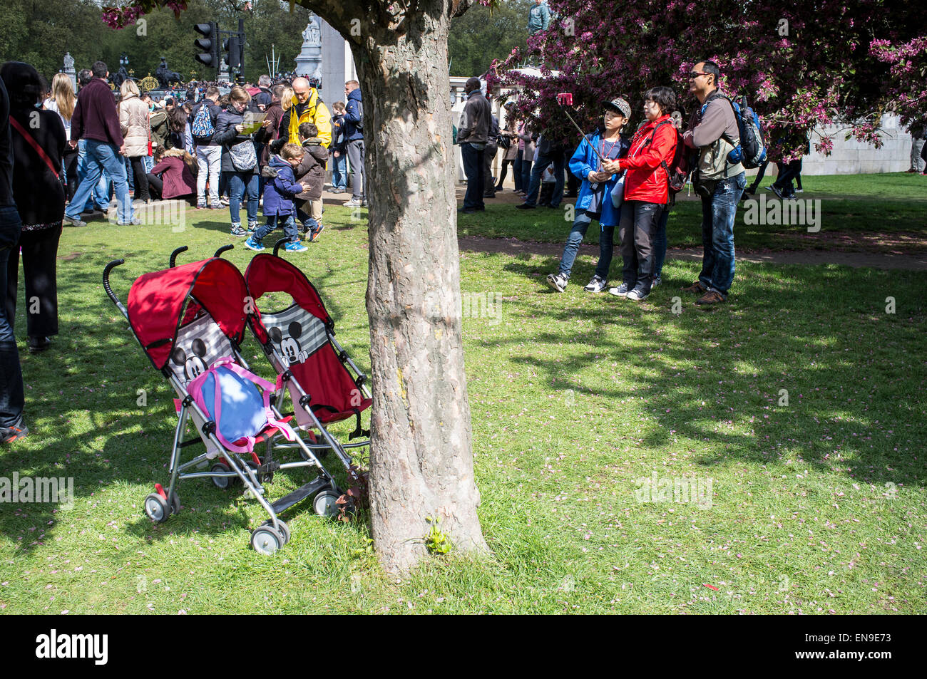 I turisti la famiglia selfie utilizzando selfie stick di fronte a Buckingham Palace Foto Stock