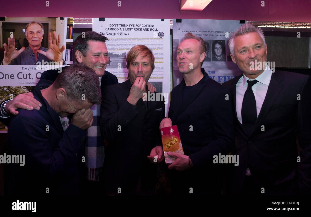 New York, NY - Aprile 29, 2015: Spandau Ballet band: John Keeble, Tony Hadley, Steve Norman, Gary Kemp Martin Kemp frequentare lo screening di anima i ragazzi di tutto il mondo occidentale a film indipendente Center di Manhattan Foto Stock