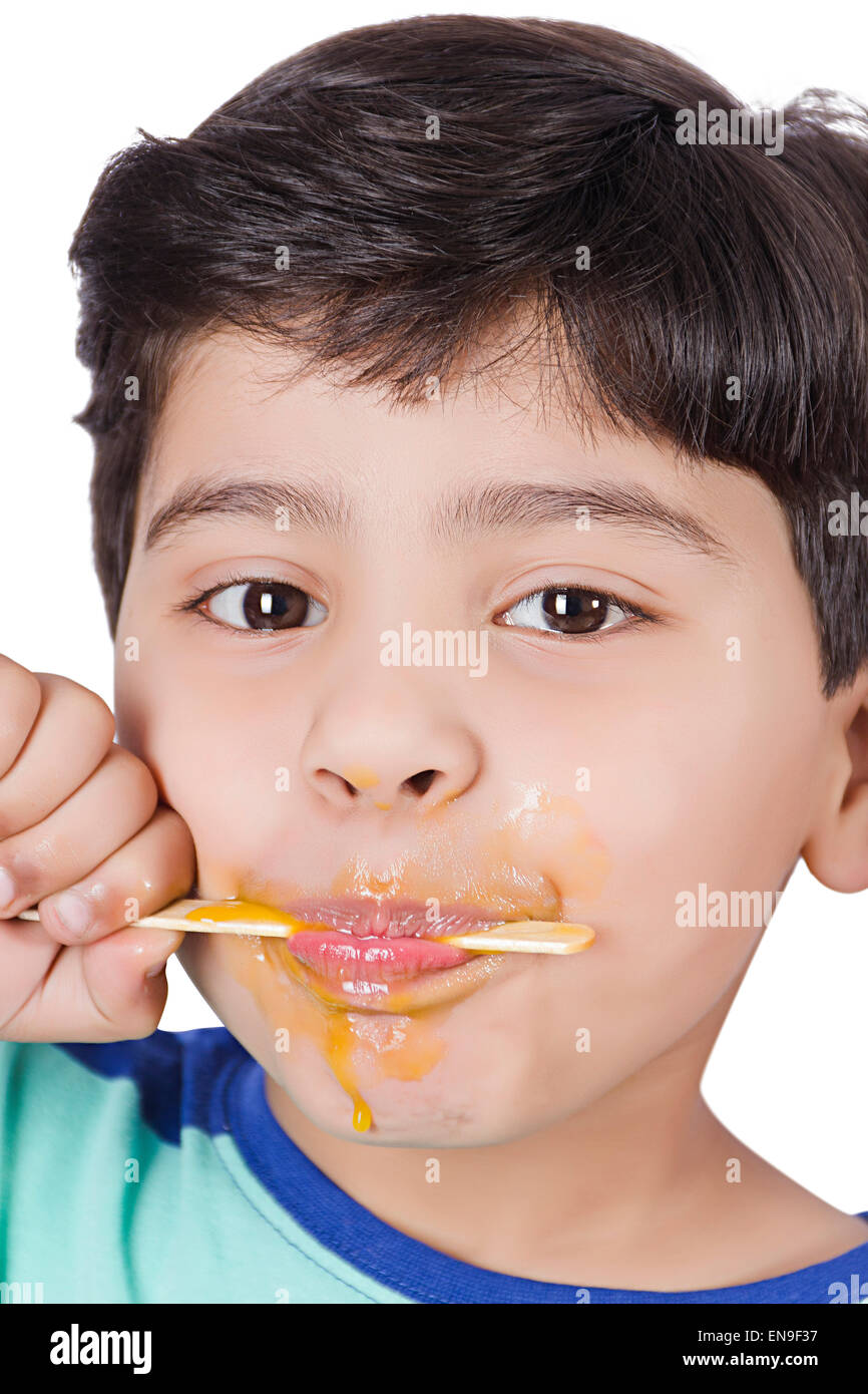 1 bambini indiani boy a mangiare il gelato Foto Stock