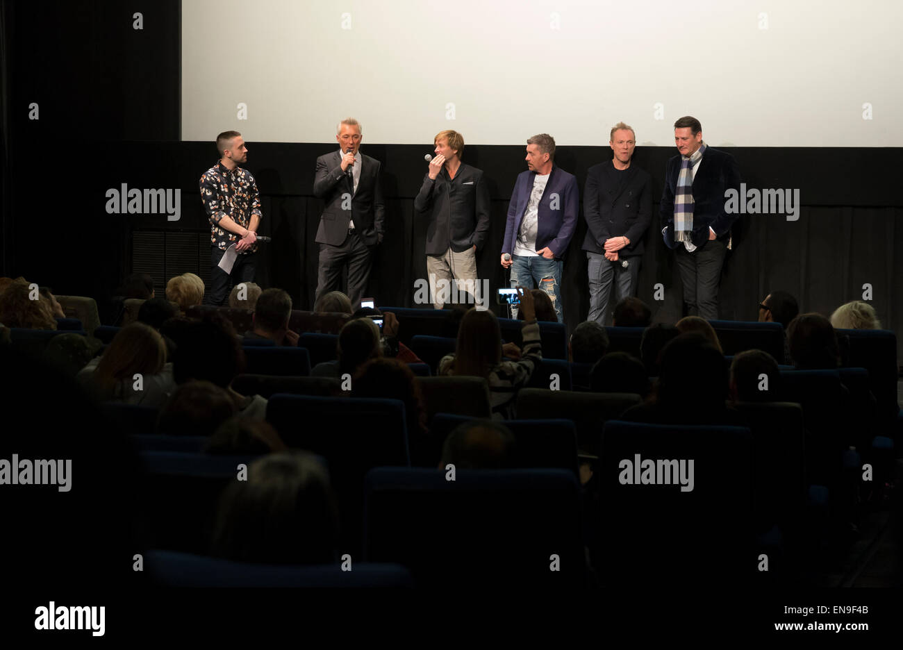 New York, NY - Aprile 29, 2015: Spandau Ballet band: Martin Kemp, Steve Norman, John Keeble, Gary Kemp, Tony Hadley frequentare lo screening di anima i ragazzi di tutto il mondo occidentale a film indipendente Center di Manhattan Foto Stock