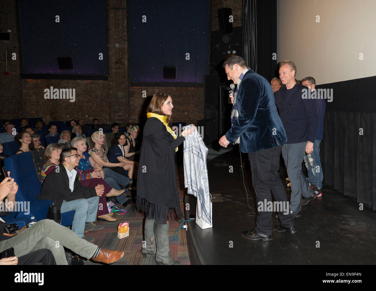 New York, NY - Aprile 29, 2015: ventilatore presenta dono a Tony Hadley degli Spandau Ballet banda a screening di anima i ragazzi di tutto il mondo occidentale a film indipendente Center di Manhattan Foto Stock