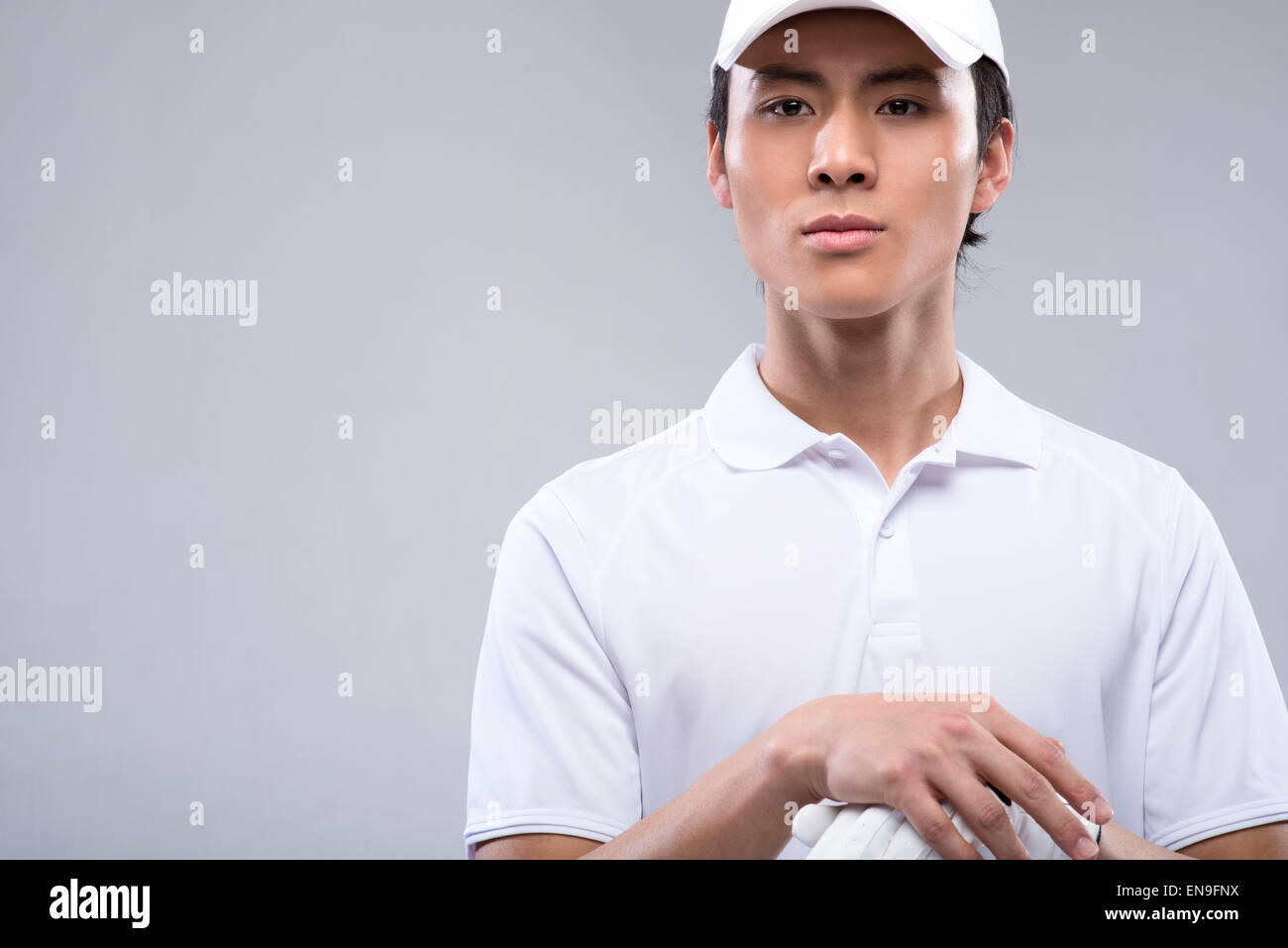 Giovane uomo giocando a golf Foto Stock