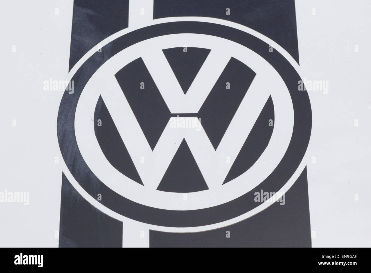 Badge VW verniciato a spruzzo su un bus di trasportatore Foto Stock