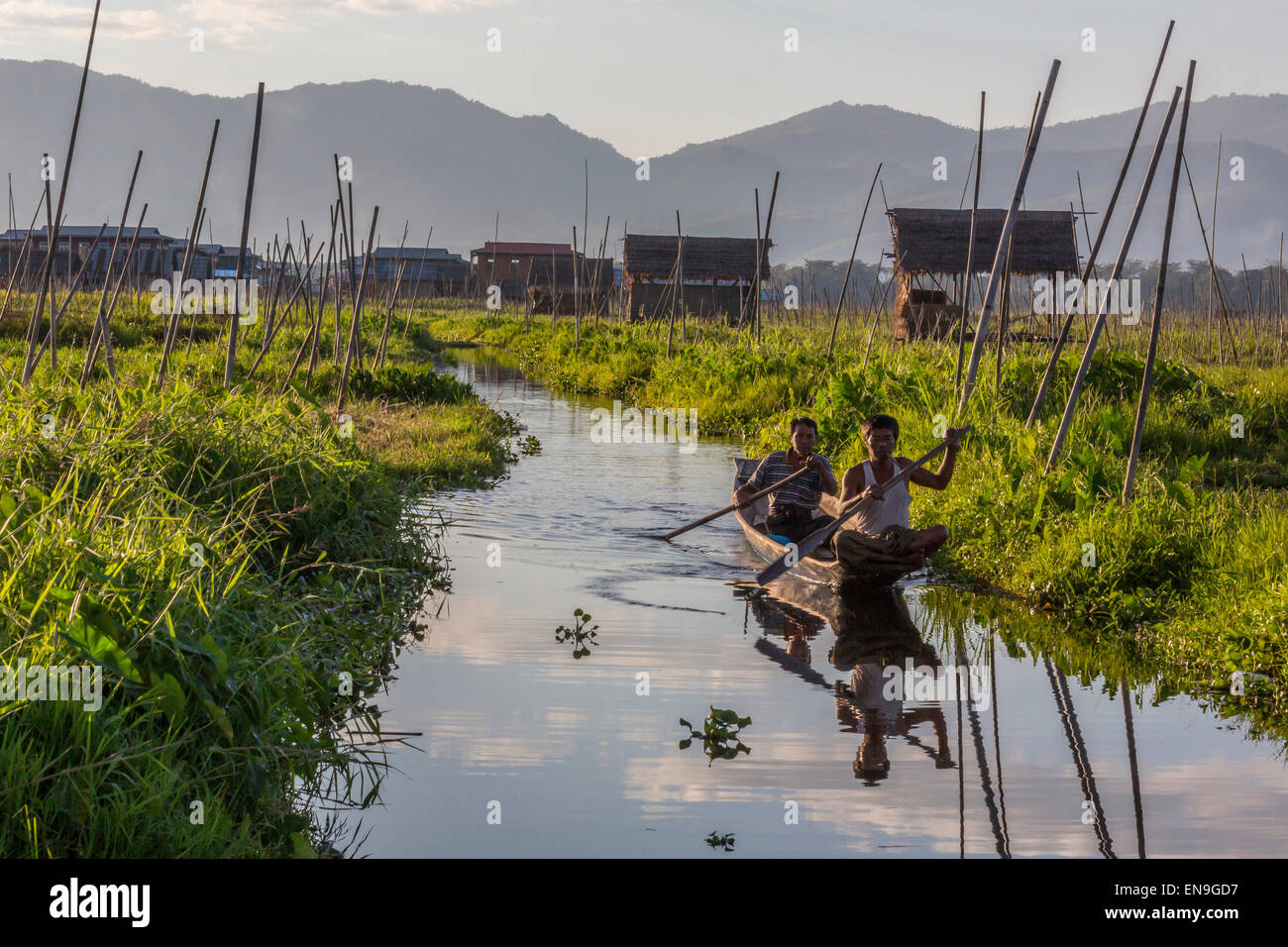 Barca i produttori vendono i prodotti nel mercato galleggiante del Lago Inle Foto Stock