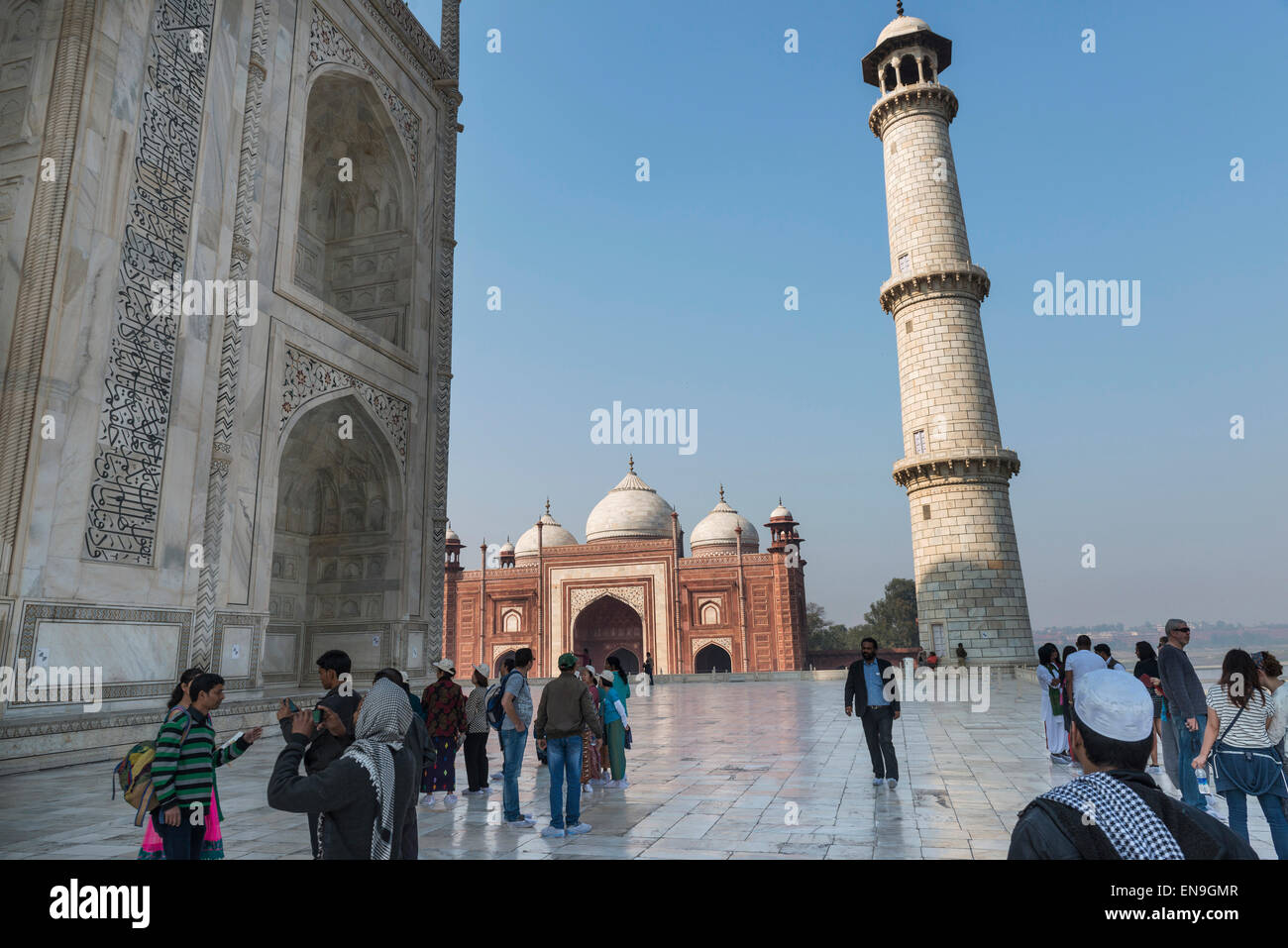I turisti e i turisti in visita al Taj Mahal, Agra, India Foto Stock