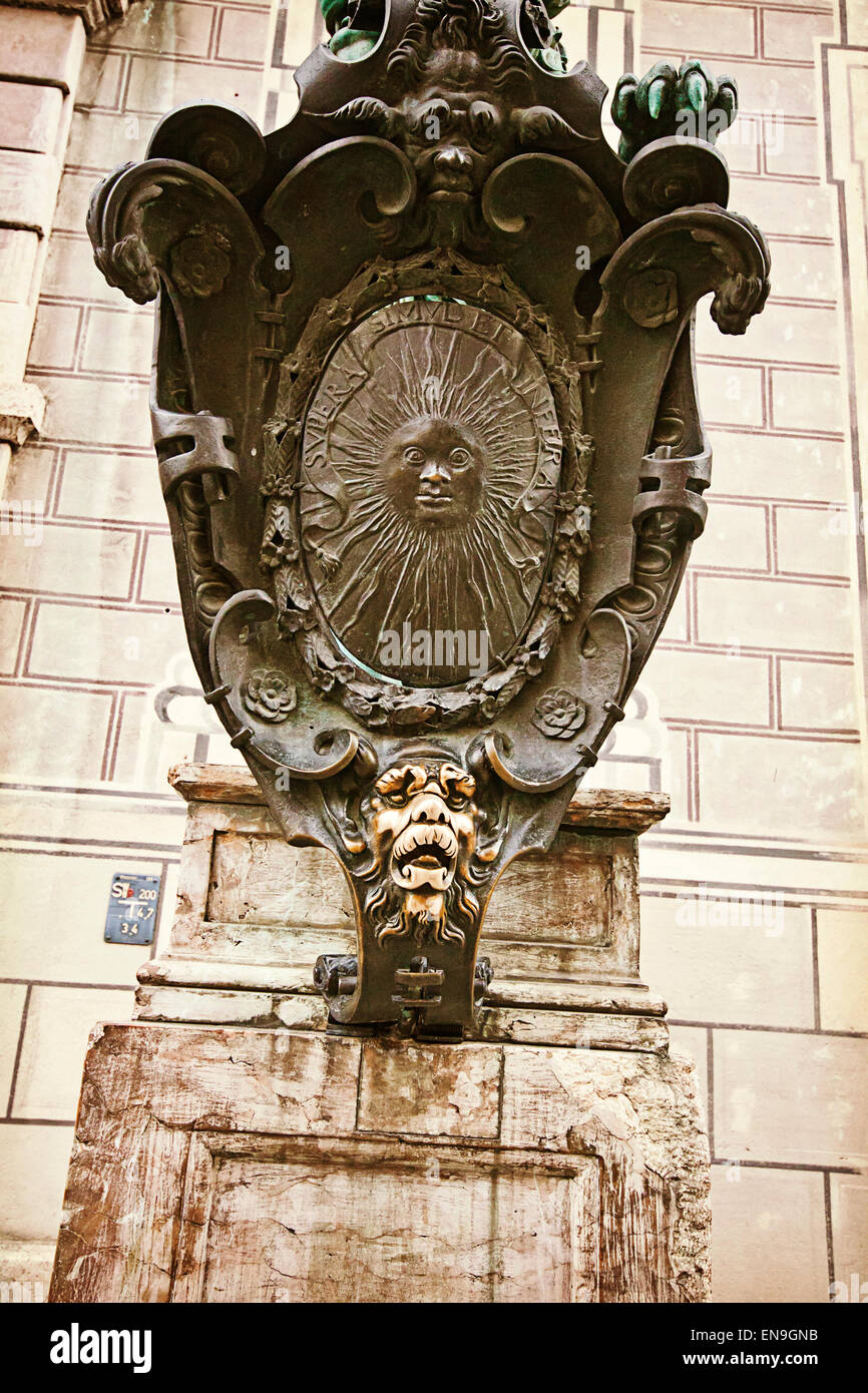Monaco di Baviera, Germania - bronzo - buona fortuna simbolo con Lion di fronte al Palazzo Residenz Foto Stock