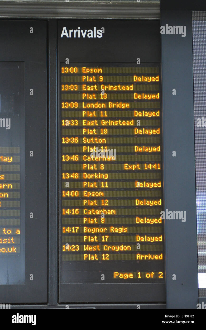 La stazione ferroviaria di Victoria, Londra, Regno Unito. Il 30 aprile 2015. Scheda arrivi presso la stazione ferroviaria di Victoria indica molti treni in ritardo o annullati su un caotico giorno per pendolari. Credito: Matteo Chattle/Alamy Live News Foto Stock