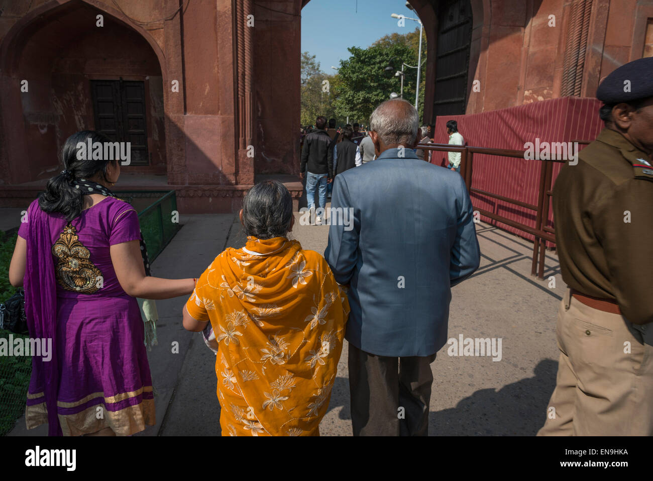 Un anziana coppia indiana e la loro figlia lasciando il Taj Mahal, India Foto Stock