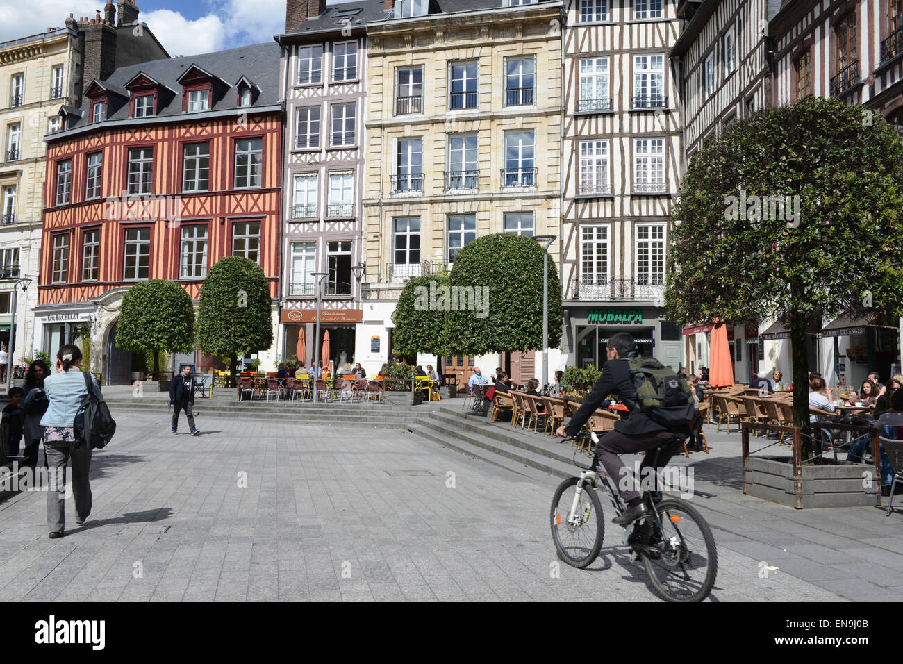 Rouen (nord-Francia centrale), 2014/05/27: semi-case con travi di legno in piazza 'Place de la Pucelle'. Foto Stock