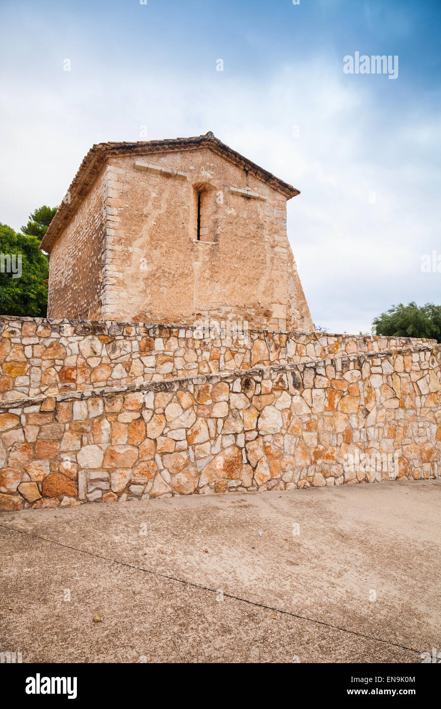 San Michele chiesa nella città di Calafell, Spagna. Si tratta di un opera di transazione dal romanico al gotico Foto Stock