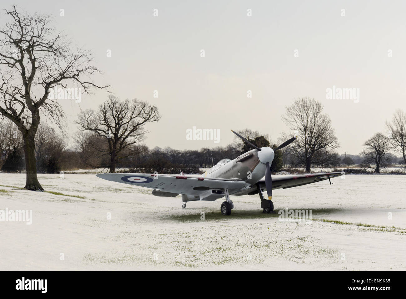 RAF Supermarine Spitfire a riposo in un campo nevoso nell'inverno 1940/41. Foto Stock