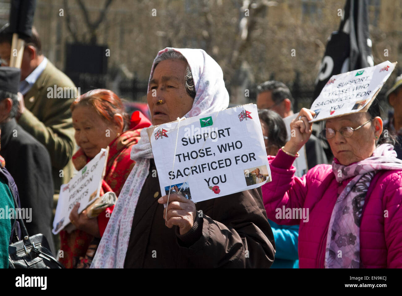 Londra, UK. Il 30 aprile 2015. British Gurkha veterani e famiglie hanno marciato dal Parlamento per il Ministero della Difesa a protestare per maggiori diritti a pensione e sostenere le vittime del terremoto in Nepal Credito: amer ghazzal/Alamy Live News Foto Stock