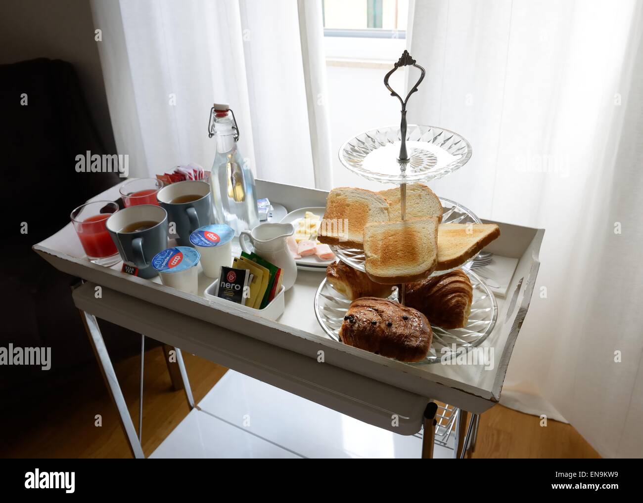 La prima colazione continentale su di un carrello di servizio in un bed and breakfast Foto Stock