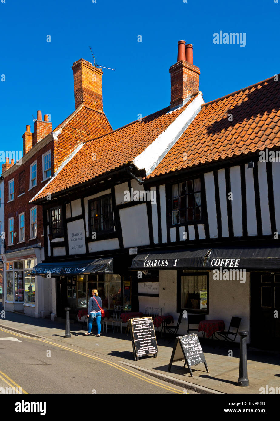 La metà degli edifici con travi di legno in Newark on Trent centro città Nottinghamshire England Regno Unito Foto Stock