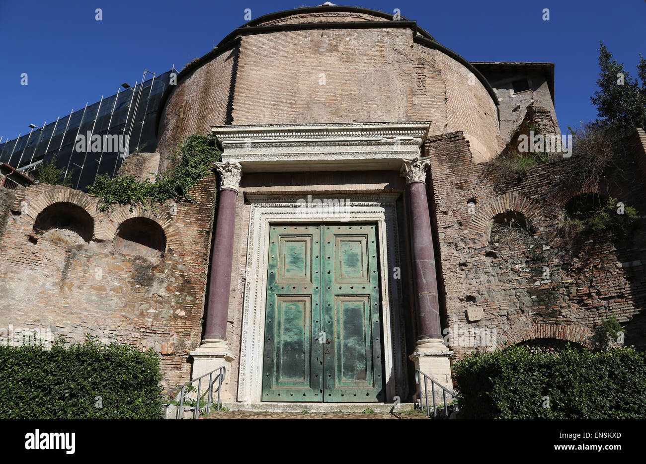 L'Italia. Roma. Foro Romano. Tempio di Divus Romolo. Origal porte in bronzo all'entrata oft il tempio. Iv secolo. Foto Stock