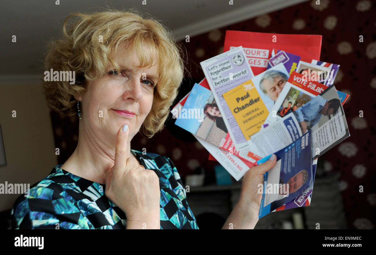Brighton Regno Unito 30 aprile 2015 - Donna alla home azienda poster e volantini da tutti i partiti politici inviato attraverso la porta per chiedere il suo voto in questo anni elezioni generali in Gran Bretagna fotografia scattata da Simon Dack Foto Stock