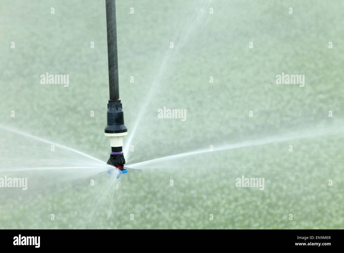 Una vista ingrandita di un high tech agricola testina sprinkler acqua colture di fattoria. Foto Stock Una vista ingrandita di un high tech agricola testina sprinkler acqua colture di fattoria. Foto Stock