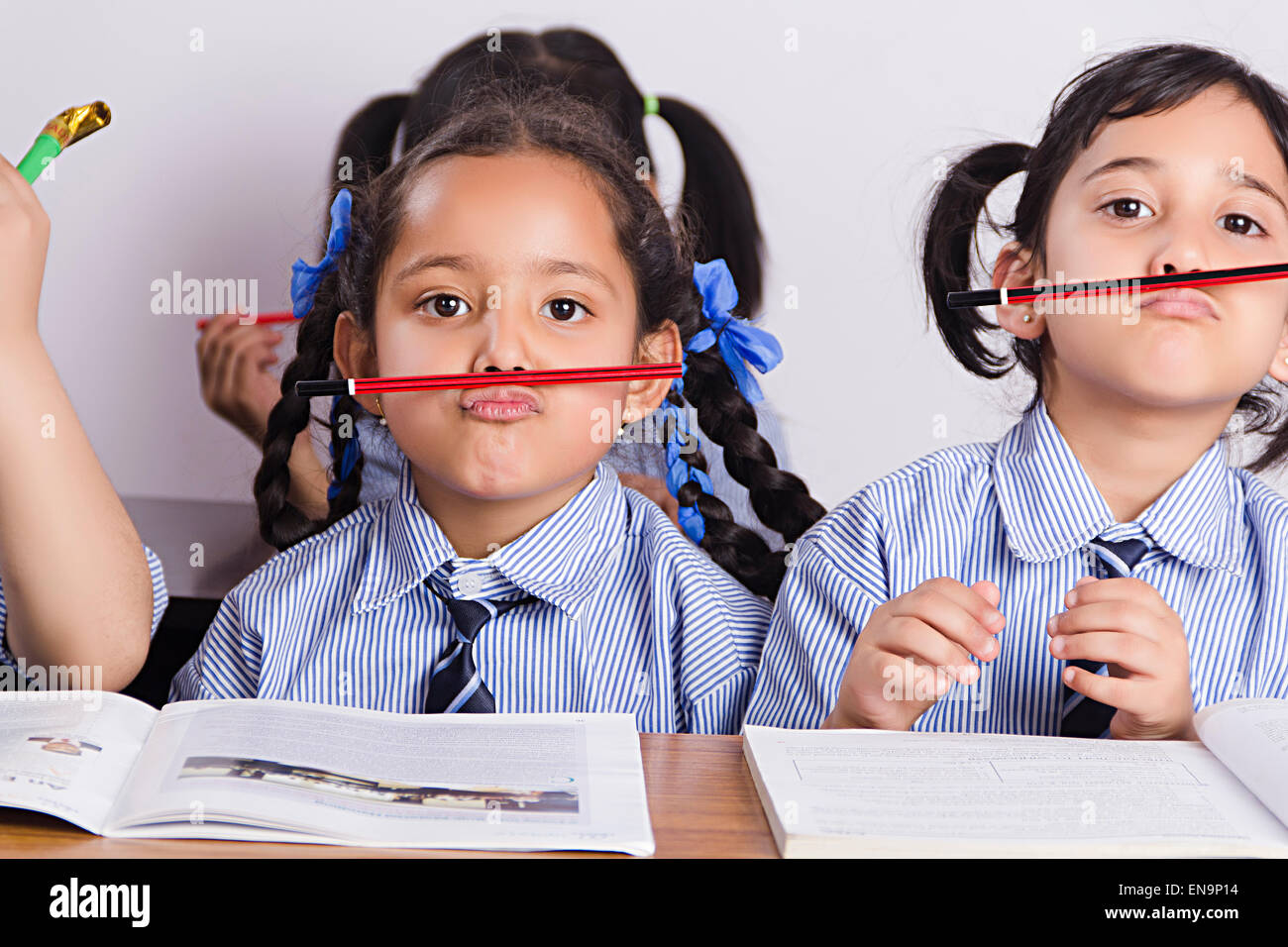 3 bambini indiani amici divertimento in aula Foto Stock