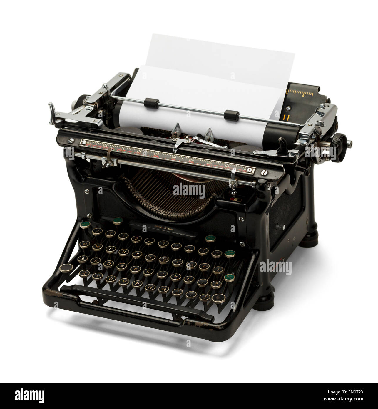 Vecchio nero rétro Typewriter isolati su sfondo bianco. Foto Stock