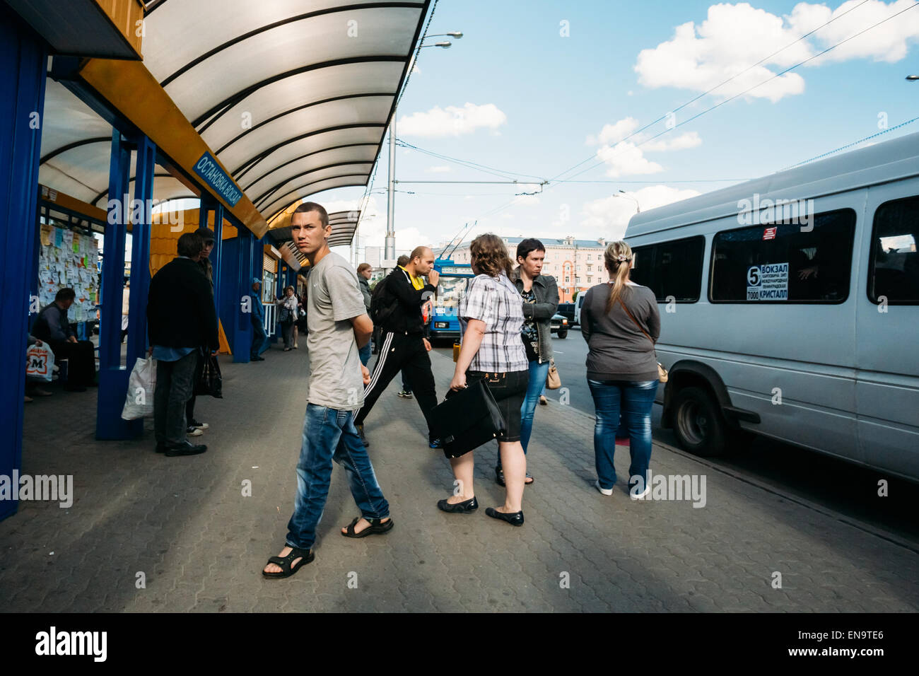 Un popolo non identificato in attesa di autobus alla fermata vicino alla stazione ferroviaria di Gomel, Bielorussia Foto Stock