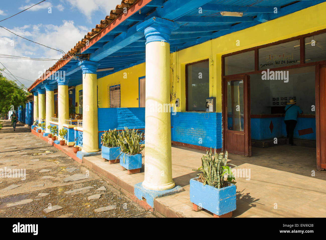 Cuba Vinales Calle Salvador Cisneros strada principale strada di scena tipica terrazza veranda portico arcade shop store bodega ristorante Foto Stock