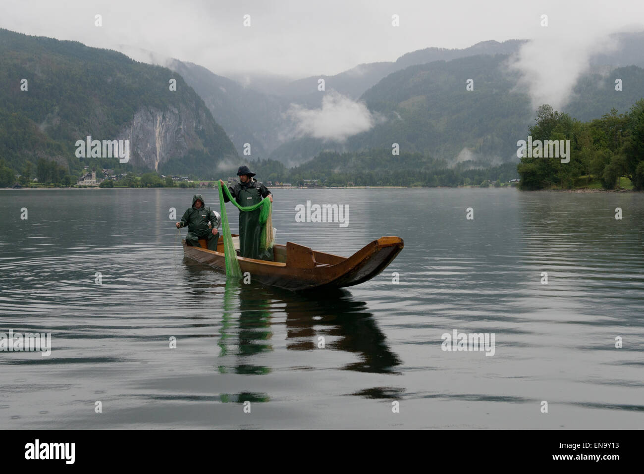 I pescatori su una barca Plaette in una piovosa mattinata a Grundlsee, Stiria, Austria Foto Stock