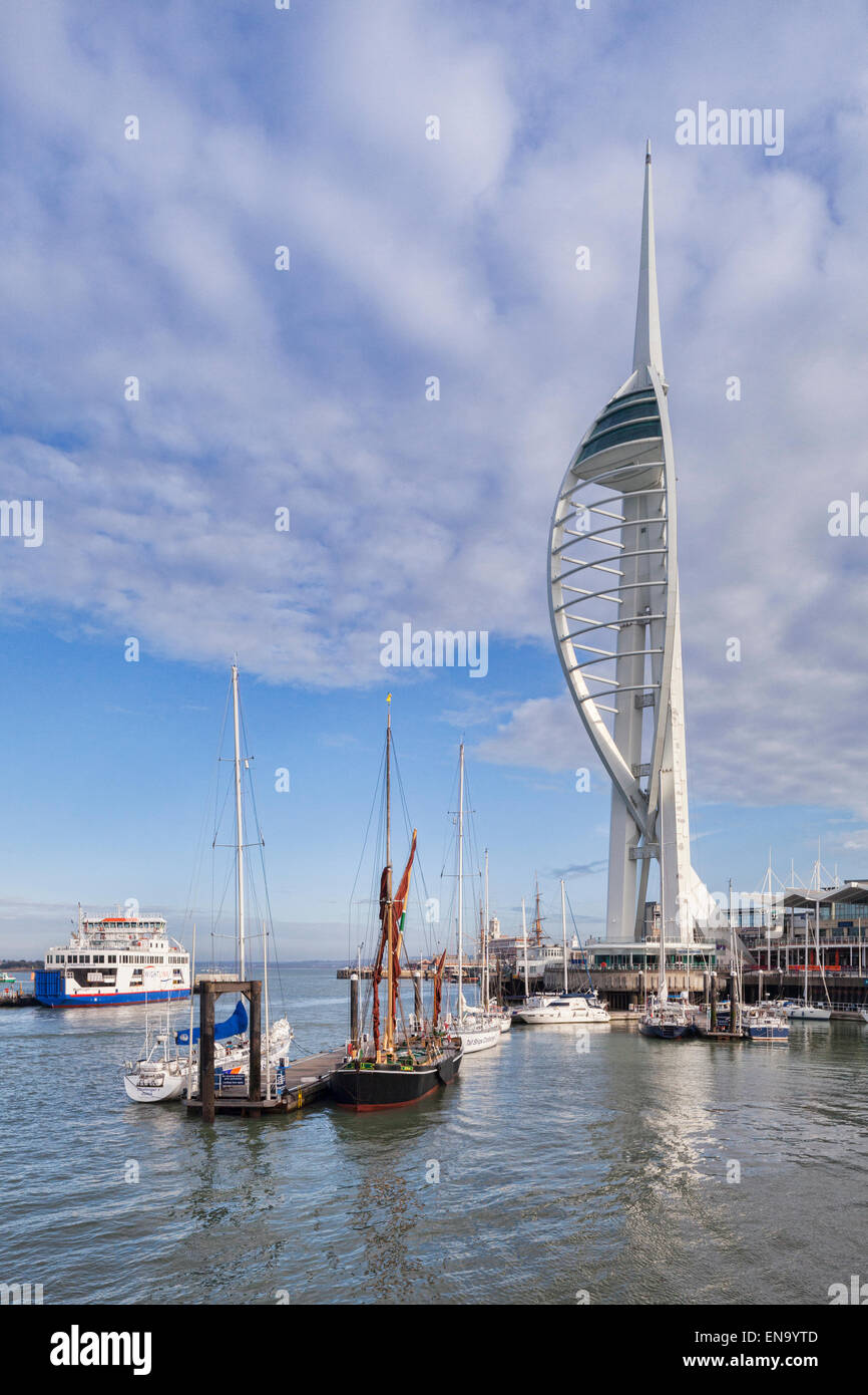 Il porto di Portsmouth e Spinnaker Tower. Foto Stock