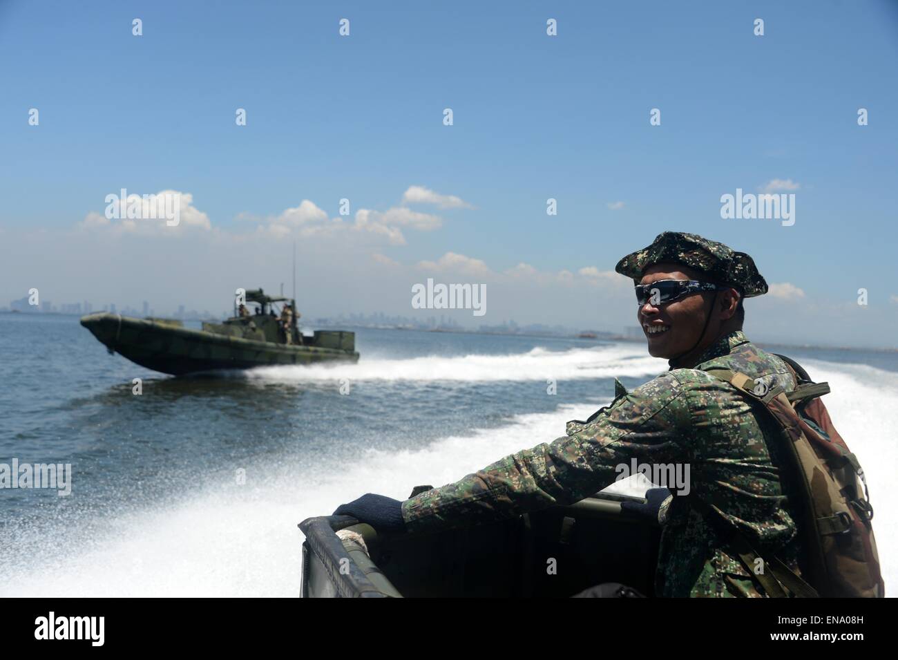 Un Philippine Marine commando durante le operazioni di formazione con US Navy SEAL costiere squadrone fluviale 3 commandos di pattuglia nella baia di Manila Aprile 28, 2015 a Manila nelle Filippine. Foto Stock