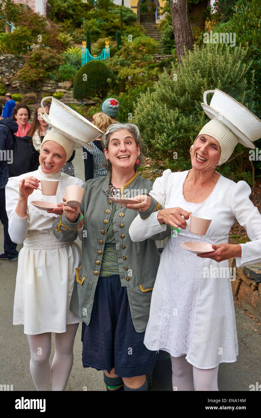 Due signore con tè-cups sulla loro testa hanno il tè nel paese unico di Portmerion in Galles, dove Festival No.6, viene mantenuto. Foto Stock