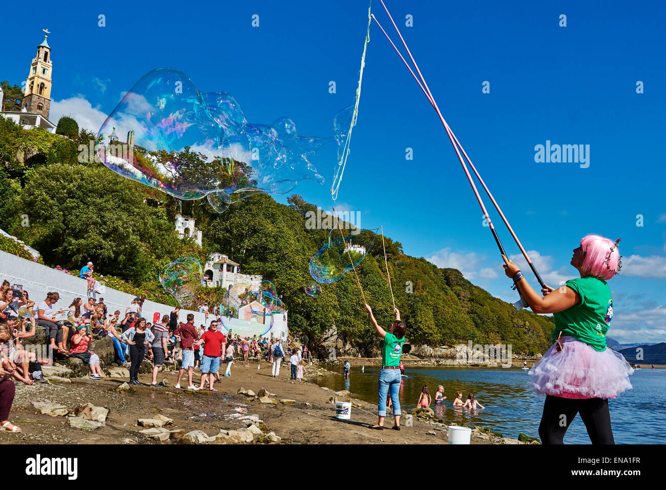 Due donne la creazione di alcuni grandi e fantastiche bolle di intrattenere la folla al festival No.6, 2014 in Portmeirion, Galles. Foto Stock